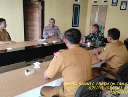 Sinergitas TNI/POLRI Kapolsek Tanjungmedar Iptu Gungun Wagiman bersama Danpos Tanjungmedar Perlu Abdulah Salim melaksanakan sambang/silatrahmi kamtibmas