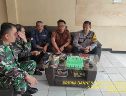 Untuk menjaga Sinergitas TNI/POLRI, Bhabinkamtibmas bersama Babinsa melaksnakan sambang/silaturahmi Kamtibmas