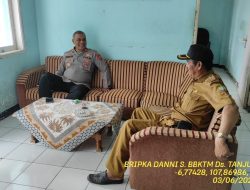 Kapolsek Tanjungmedar Iptu Gungun Wagiman melaksanakan sambang/silatrahmi kamtibmas