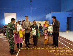 Polsek Sukasari melaksanakan Kegiatan Monitoring Pendistribusian Beras untuk Masyarakat DTKS di Gor Desa Mekarsari