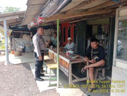 Piket Polsek Tanjungmedar Polres Sumedang Polda Jabar Tingkatkan Keamanan dengan Patroli Jalan Kaki