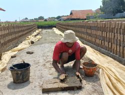 Pengrajin Bata Merah di Majalengka Keluhkan Pemasaran, Minta Pemkab Fasilitasi Pemasaran.
