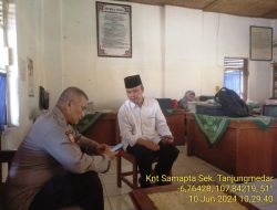 Kapolsek Tanjungmedar Iptu Gungun Wagiman melaksanakan sambang/silatrahmi kamtibmas