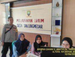 Bripka Dani Santika Bhabinkamtibmas Polsek Tanjungmedar Polres Sumedang sambangi aparatur Desa binaan