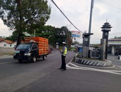 Unit Lantas Polsek Tomo Laksanakan Pengaturan Lalu-lintas Sebagai Bentuk Pelayanan Kepada Masyarakat Pengguna Jalan.