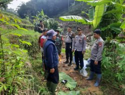 Polsek Sukasari melaksanakan kegiatan Jumat Curhat untuk menampung aspirasi warga dan meningkatkan kinerja Polri sebagai pelindung dan pengayom masyarakat