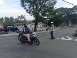 Polsek Tomo Polres Sumedang Rutin laksanakan Penjagaan dan Pengaturan Lalin dipertigaan Cijelag – Tomo