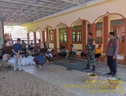 Aiptu Aceng, SH dan Bripka Yuyun Yuwana Monitoring Penyembelihan Hewan Kurban di Desa Kamal