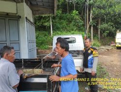 Bripka Dani Santika melaksanakan sambang/silatrahmi Kamtibmas dan dumas keliling dalam rangka BEYOND TRUST PRESISI di wilayah Kec. Tanjungmedar