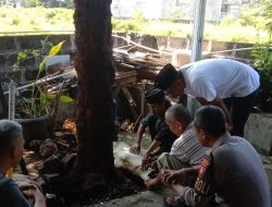 Kegiatan penyembelihan hewan qurban di Mako Polsek Sumedang Utara.