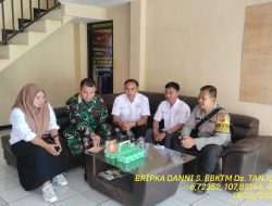 Untuk menjaga Sinergitas TNI/POLRI, Bhabinkamtibmas bersama Babinsa melaksnakan sambang/silaturahmi Kamtibmas