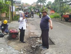 Wanita Luar Biasa Dalam Kinerjanya Di Purwakarta Gerak Cepat Bangun Jalan Disambut Warga