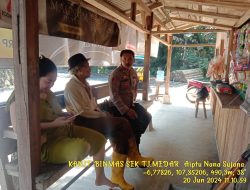 Kanit Binmas Aiptu Nana Sujana Bersama Kanit Provos Aiptu Aceng.SH melaksanakan sambang/silatrahmi kamtibmas ke warga masyarakat
