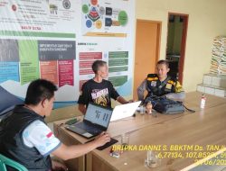 Bripka Dani Santika bersama Bripda Farizal sambangi aparatur Desa binaan