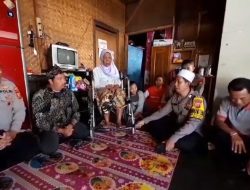 Polres Sumedang melalui Polsek Sukasari Polres Sumedang Salurkan Bantuan Kursi Roda dalam Rangka Hari Bhayangkara ke-78