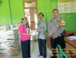 Bripka Yuyun Yuwana Monitoring Penyaluran Bantuan Pangan Cadangan Beras Pemerintah (CBP) Tahap VI Bulan Juni Tahun 2024 di Desa Kamal