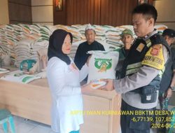 Aiptu Iwan Kurniawan Monitoring Penyaluran Bantuan Pangan Cadangan Beras Pemerintah (CBP) Tahap VI Bulan Juni Tahun 2024 di Desa Wargaluyu