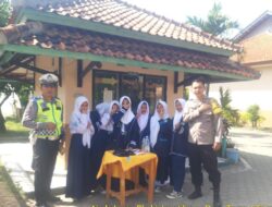 Bhabinkamtibmas Polsek Tomo Menghadiri Pelulusan Siswa – Siswi SMPN 1.