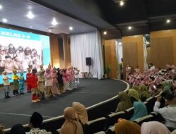 Pentas Seni Siswa Siswi Madrasah Ibtidaiyah Pagelaran Purwakarta Di Pelepasan Kelas Enam