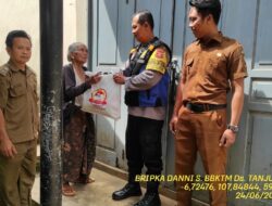 Bripka Dani Santika Bktm Desa Tanjungmedar, Bagikan Sembako kepada Warga Kurang Mampu dalam Rangka Hari Bhayangkara ke-78