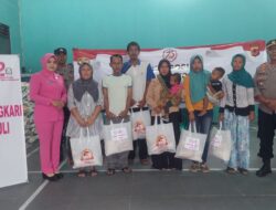 Dalam Rangka HUT Bhayangkara ke 78 tahun 2024 Polsek Tomo berikan bantuan Sembako kepada warga masyarakat.