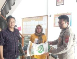 Panit Binmas Polsek Tomo Monitoring Penyaluran Bantuan Pangan Cadangan Beras Pemerintah (CBP) bulan Juni 2024 di Desa Jembarwangi.