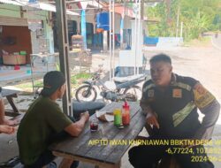 Aiptu Iwan Kurniawan bersama Bripda Farizal sambangi warga masyarakat serta dumas keliling dalam rangka BEYOND TRUST PRESISI di wilayah Kec. Tanjungmedar