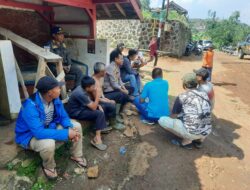 Polsek Sukasari melaksanakan kegiatan Jumat Curhat untuk menampung aspirasi warga dan meningkatkan kinerja Polri sebagai pelindung dan pengayom masyarakat.