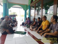 Program Jumat Curhat Kapolsek Tomo di Masjid Nurul Iman Desa Tomo.
