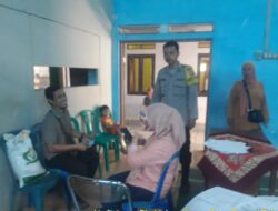 Bhabinkamtibmas Polsek Tomo Monitoring Penyaluran Bantuan Pangan Cadangan Beras Pemerintah (CBP) bulan Juni 2024 di Desa Tomo.
