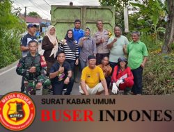 Jaga Tingkat Kebersihan Babinsa Koramil 404-02/Prabumulih Melaksanakan Gotong Royong Membersihkan Lingkungan Sekitar