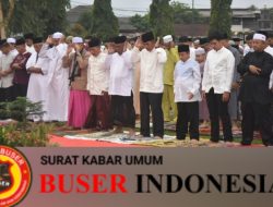 Antusias masyarakat sholat Idul Adha bersama anggota TNI di Lapangan Makorem 042/Gapu