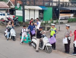 Bagikan Makan Gratis Polsek Satui Polres Tanbu bersama ibu Bhayangkari untuk Masyarakat.