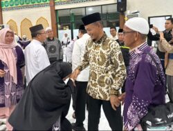 Sekda H.Ambo Sakka Sambut Kedatangan Jemaah Haji Tanah Bumbu di Asrama Haji Banjarbaru