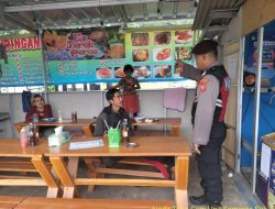 Personel Samapta Polsek Tomo Tingkatkan Keamanan dan Kenyamanan dengan Patroli Jalan Kaki.