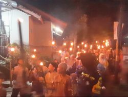 Bhabinkamtibmas Laksanakan Pengamanan dan Monitoring Pawai Obor menyambut Tahun Baru Islam 1 Muharam 1446 H di Desa. Jatimulya Kec. Sumedang Utara.