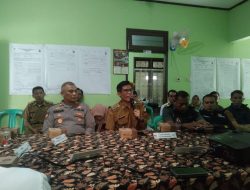 Kapolsek Tanjungmedar Iptu Gungun Wagiman menghadiri Rapat Pleno Rekapitulasi Dukungan Calon Perseorangan di sekretariat Panitia Pemilihan Kecamatan (PPK)