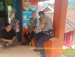 Aiptu Iwan Kurniawan Bhabinkamtibmas Polsek Tanjungmedar Polres Sumedang sambangi warga Desa binaan