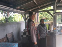Personel Samapta Polsek Tomo Tingkatkan Keamanan dan Kenyamanan dengan Patroli Jalan Kaki.