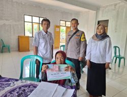 Bripka Dani Santika Monitoring Penyaluran BLT DD Bulan Juli 2024 di Desa Tanjungmedar