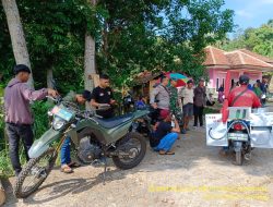 Bripka Agus Sukmana bersama Pelda Adi Kuladi melaksanakan sambang/silatrahmi kamtibmas ke warga masyarakat 