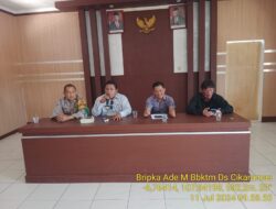 Bripka Ade Mulyana, Bhabinkamtibmas Desa Cikaramas Monitoring Rapat Internal Perangkat Desa Cikaramas Kecamatan Tanjungmedar