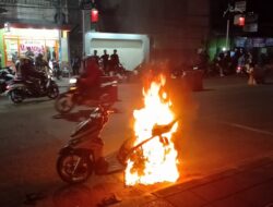 Motor Terbakar Di Cigalugur Purwakarta Jadi Perhatian Warga Yang Menyaksikannya