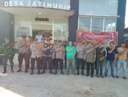 Bhabinkamtibmas Polsek Sumedang Utara Laksanakan giat jumat bersih di halaman Kantor Desa Jatihurip