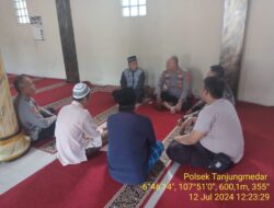 Kapolsek Tanjungmedar Iptu Gungun WG melaksanakan Kegiatan Jumat Curhat