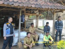 Bhabinkamtibmas Desa Tanjungmedar Monitoring Pembuatan Rumah Burung Hantu