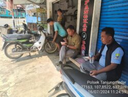 Aipda Tata Sasmita bersama Bripka Agus Sukmana melaksanakan sambang/silatrahmi kamtibmas ke warga masyarakat 