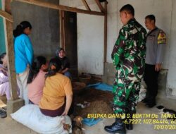 Bripka Dani Santika bersama Serka Sukamto sambangi warga masyarakat