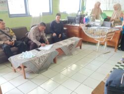 Kanit binmas dan anggota bhabinkamtibmas Polsek Tanjungkerta melaksanakan sambang dan silaturahmi ke sekolah SMP NU Sukamantri