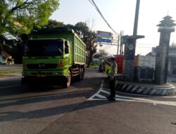 Polsek Tomo Polres Sumedang Rutin laksanakan Penjagaan dan Pengaturan Lalin dipertigaan Cijelag – Tomo.